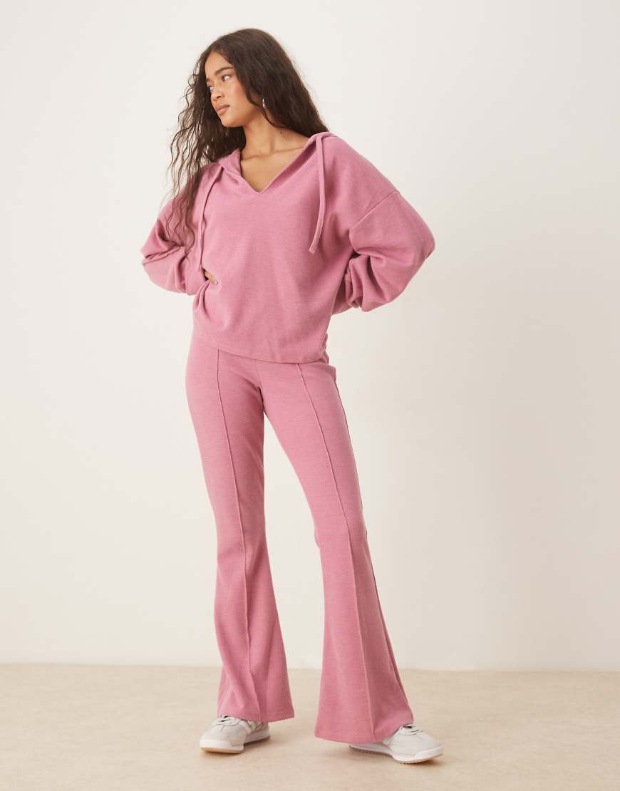 ASOS DESIGN - Superweiche Schlaghose in Rosa mit Ziernähten von ASOS DESIGN