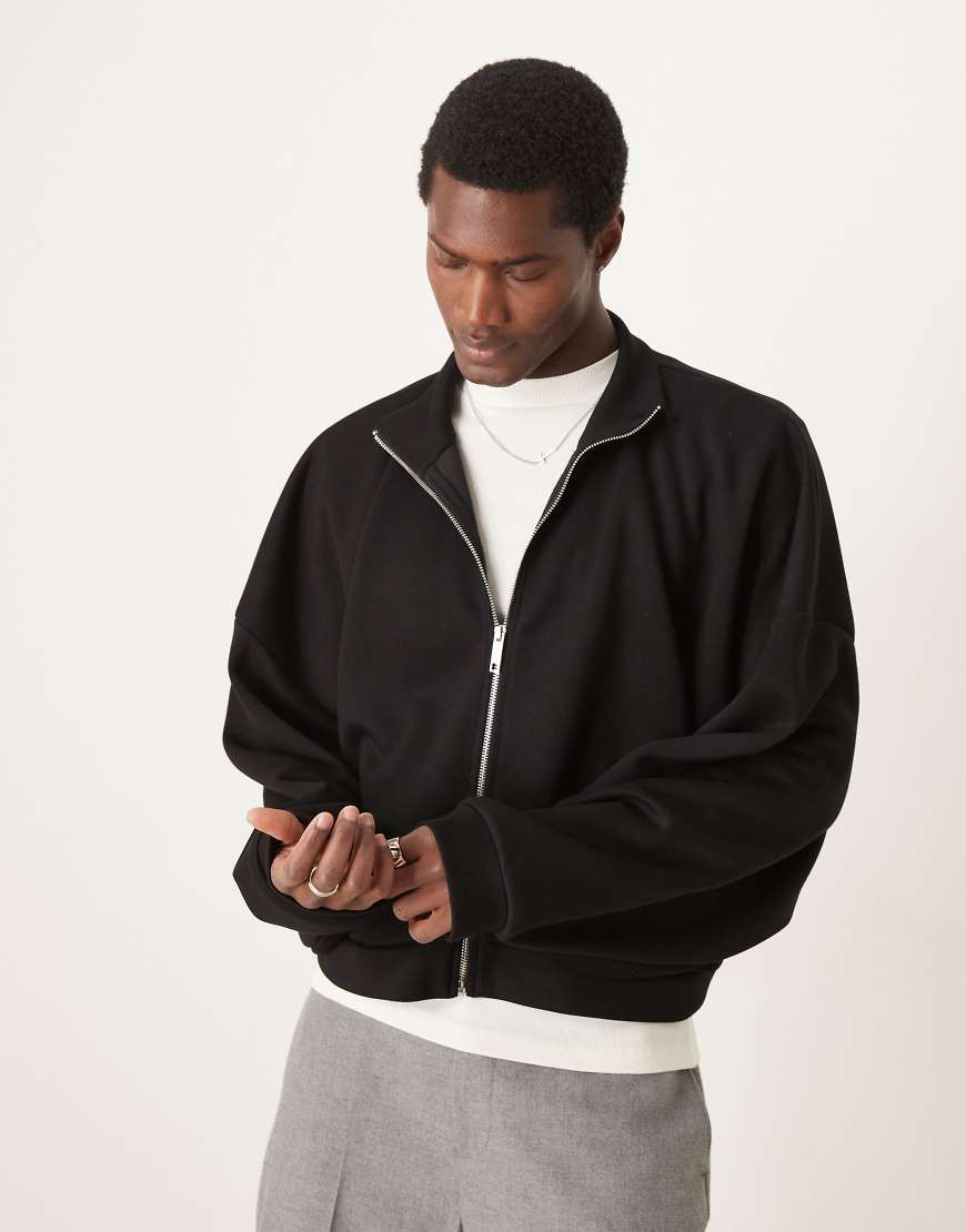 ASOS DESIGN - Weiche, kurze Trainingsjacke aus neoprenartigem Stoff in Schwarz mit extremem Oversize-Schnitt ASOS DESIGN - Weiche, kurze Trainingsjacke aus neoprenartigem Stoff in Schwarz mit extremem Oversize-Schnitt von ASOS DESIGN