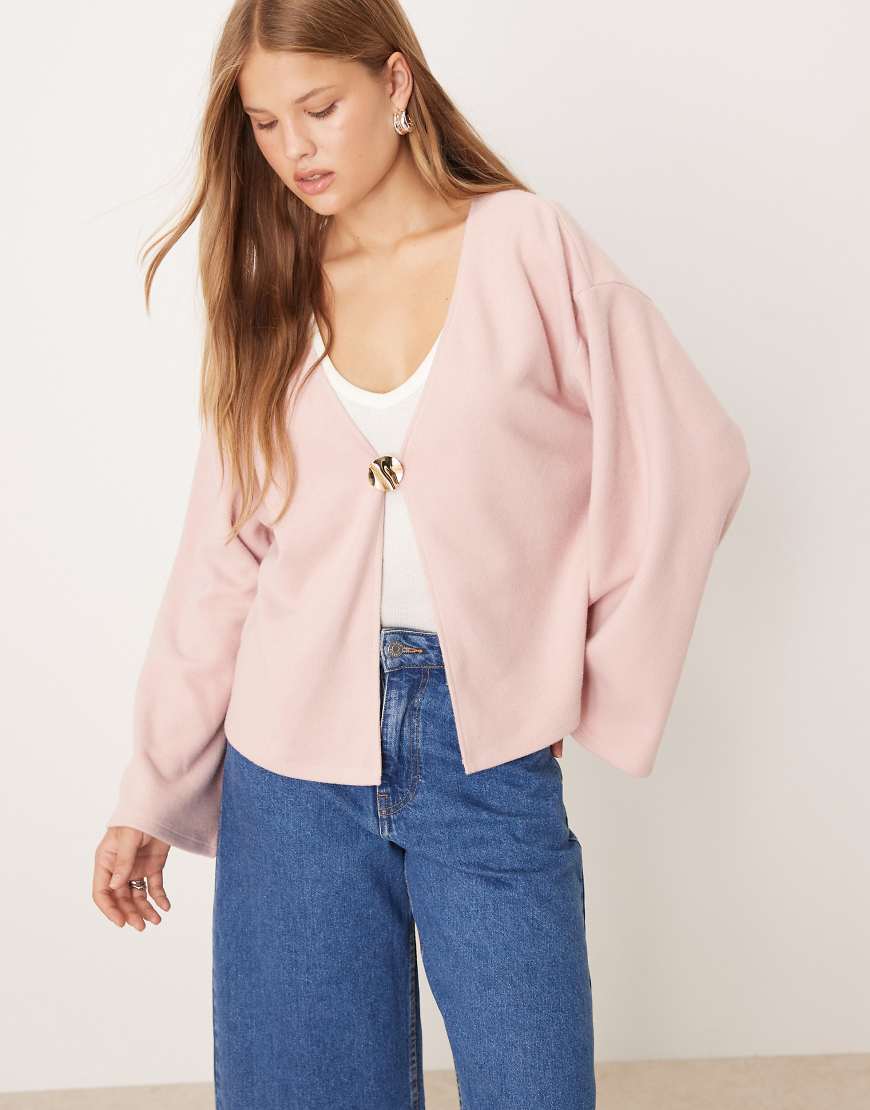 ASOS DESIGN - Superweiche Strickjacke in Hellrosa mit weiten Ärmeln und Metalldetail von ASOS DESIGN