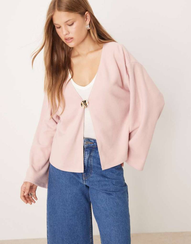 ASOS DESIGN - Superweiche Strickjacke in Hellrosa mit weiten Ärmeln und Metalldetail von ASOS DESIGN