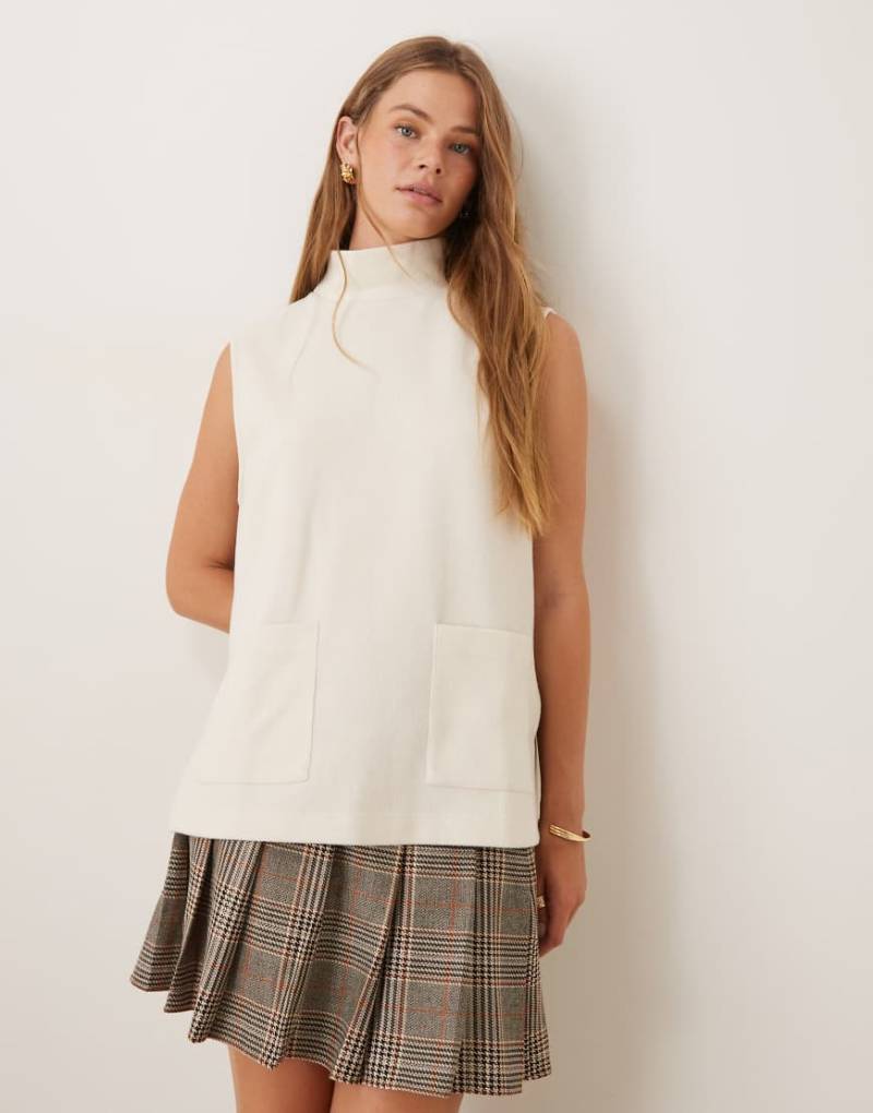 ASOS DESIGN - Superweiches, kastiges Tanktop in Cremeweiß mit hohem Kragen von ASOS DESIGN
