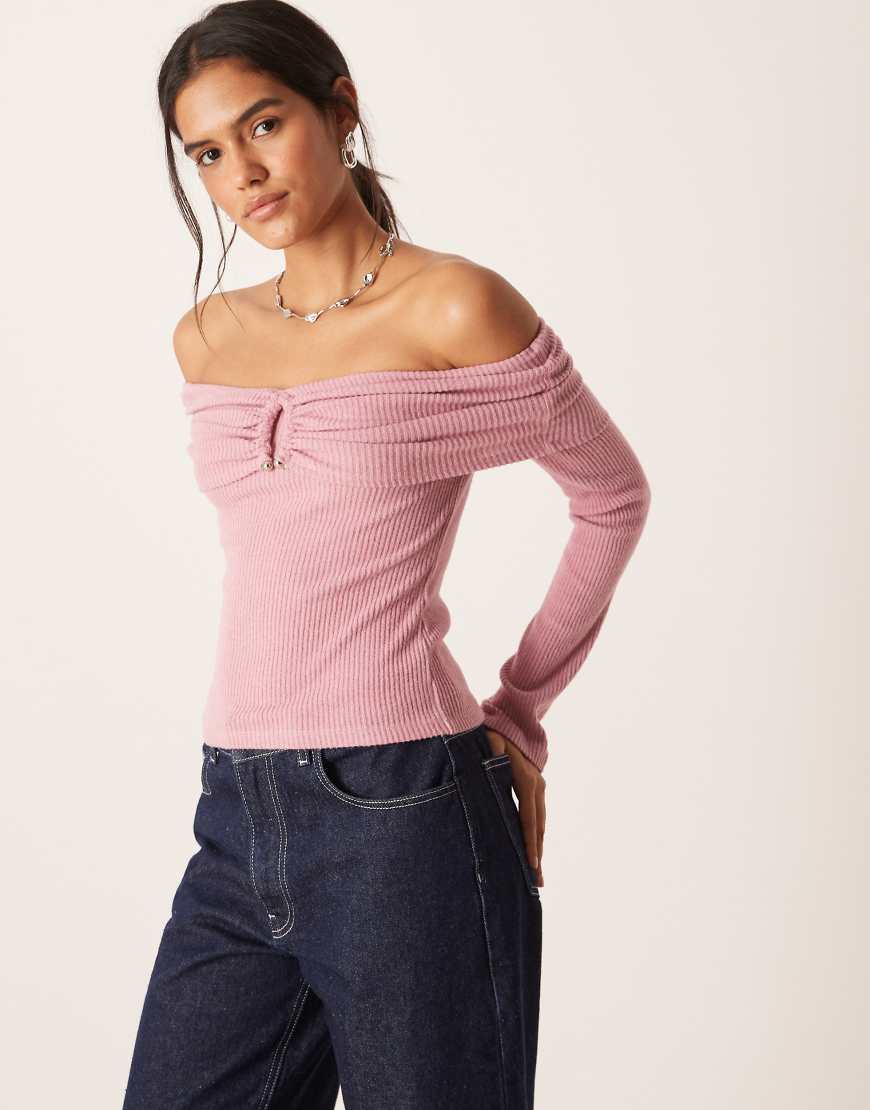 ASOS DESIGN - Superweicher, angerauter, schulterfreier Pullover in Rosa mit gerippter Struktur und Metalldetail von ASOS DESIGN