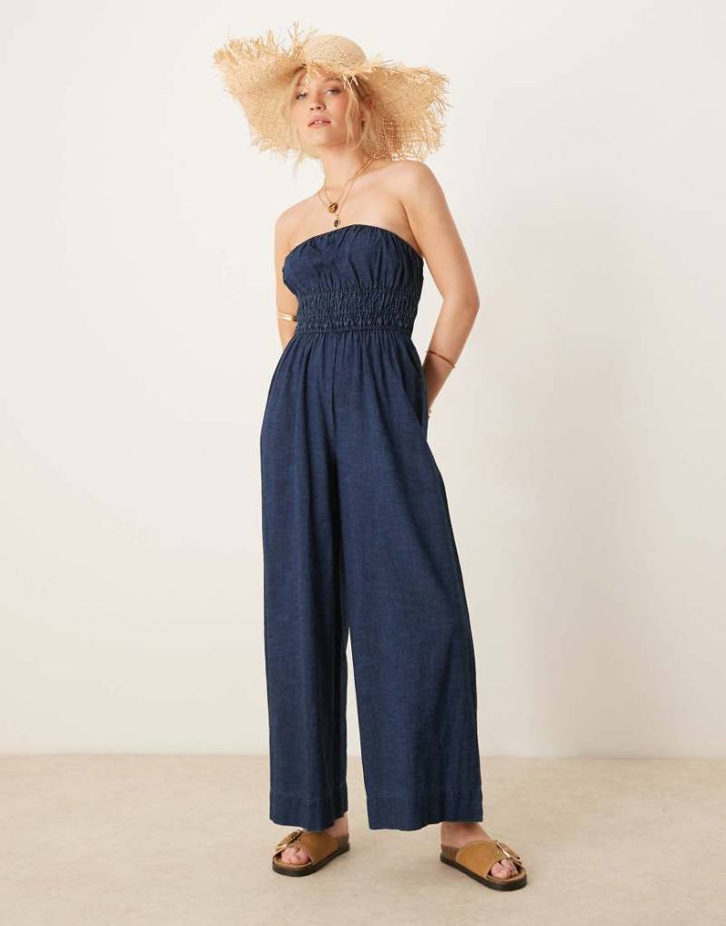 ASOS DESIGN - Weicher, trägerloser Jeans-Jumpsuit mit Raffung in der Taille, weitem Bein und Rinse-Waschung-Blau von ASOS DESIGN