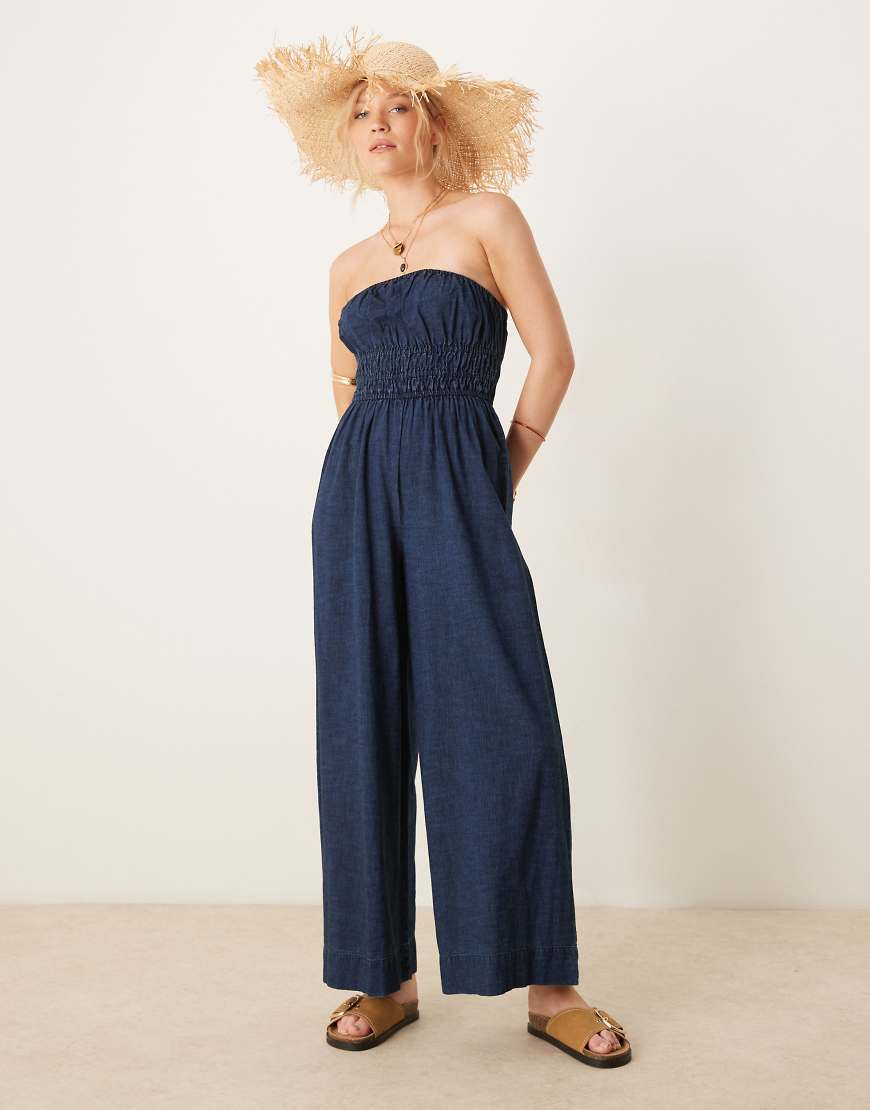 ASOS DESIGN - Weicher, trägerloser Jeans-Jumpsuit mit Raffung in der Taille, weitem Bein und Rinse-Waschung-Blau ASOS DESIGN - Weicher, trägerloser Jeans-Jumpsuit mit Raffung in der Taille, weitem Bein und Rinse-Waschung-Blau von ASOS DESIGN