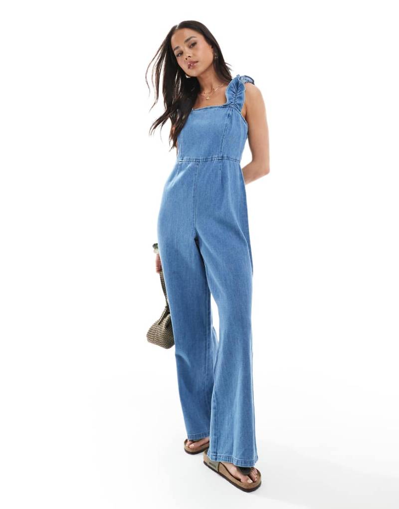 ASOS DESIGN - Weicher Denim-Jumpsuit in Hellblau mit Rüschen-Trägern von ASOS DESIGN
