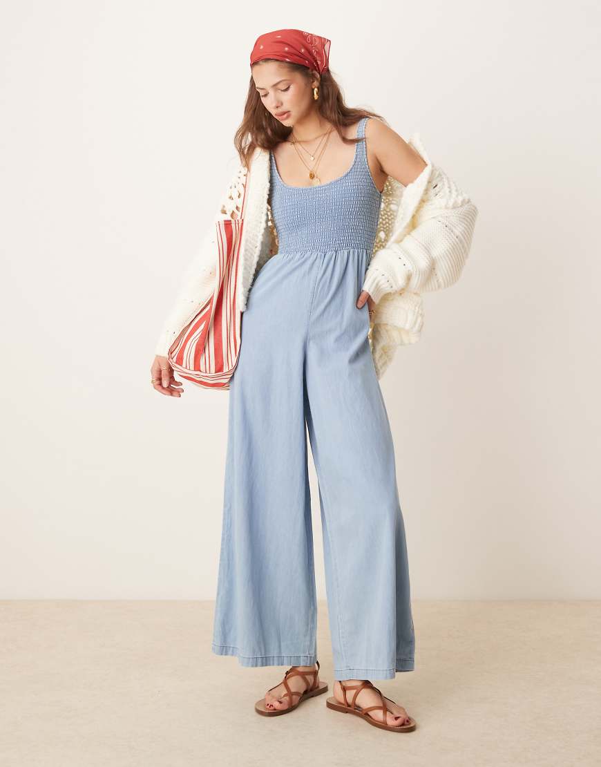 ASOS DESIGN - Weicher Denim-Jumpsuit in heller Waschung mit weitem Bein und gesmoktem Oberteil-Blau von ASOS DESIGN