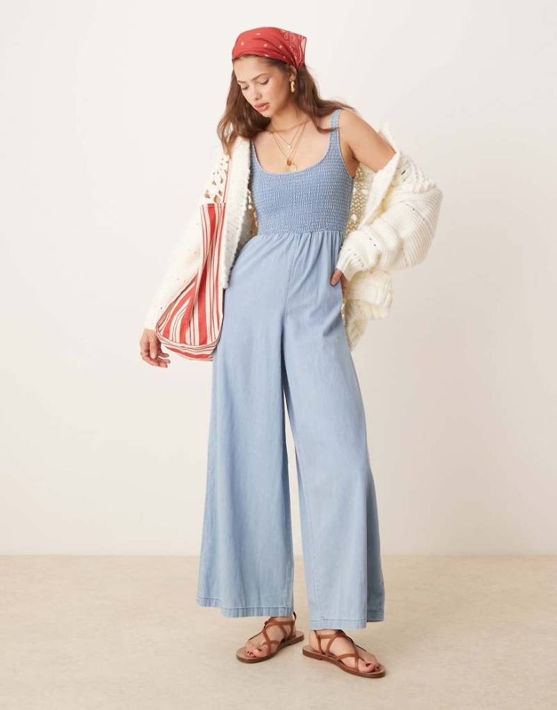ASOS DESIGN - Weicher Denim-Jumpsuit in heller Waschung mit weitem Bein und gesmoktem Oberteil-Blau von ASOS DESIGN