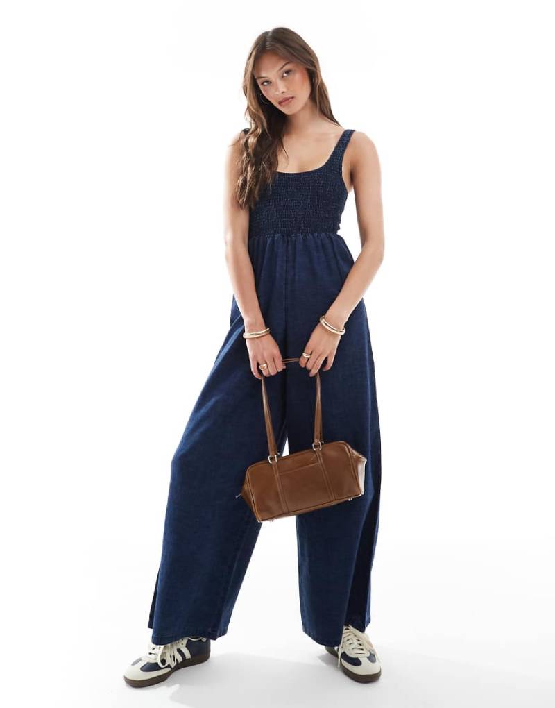 ASOS DESIGN - Weicher Denim-Jumpsuit in tintenblauer Waschung mit weitem Bein und gesmoktem Oberteil von ASOS DESIGN