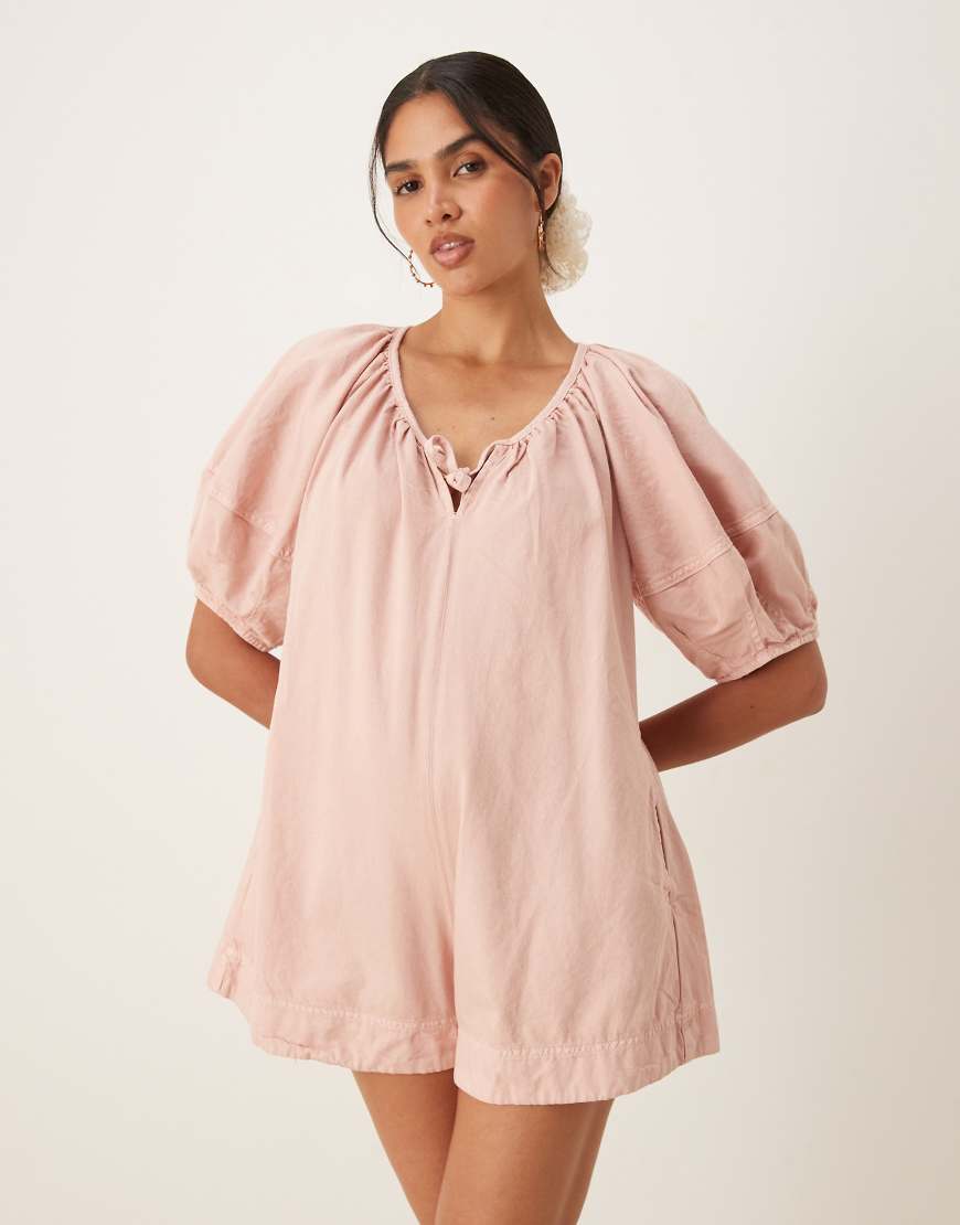 ASOS DESIGN - Weicher Denim-Playsuit in Rosa mit Ballonärmeln ASOS DESIGN - Weicher Denim-Playsuit in Rosa mit Ballonärmeln von ASOS DESIGN