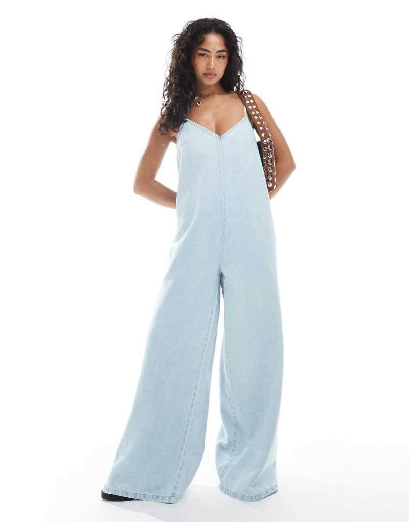 ASOS DESIGN - Weicher Jeans-Jumpsuit in heller Waschung mit U-Ausschnitt und weitem Bein-Blau von ASOS DESIGN