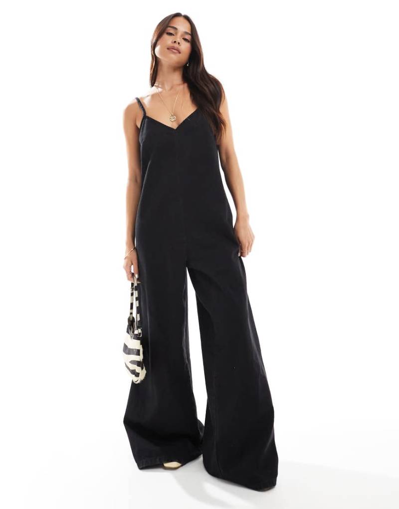 ASOS DESIGN - Weicher Jeans-Jumpsuit in verwaschenem Schwarz mit U-Ausschnitt von ASOS DESIGN