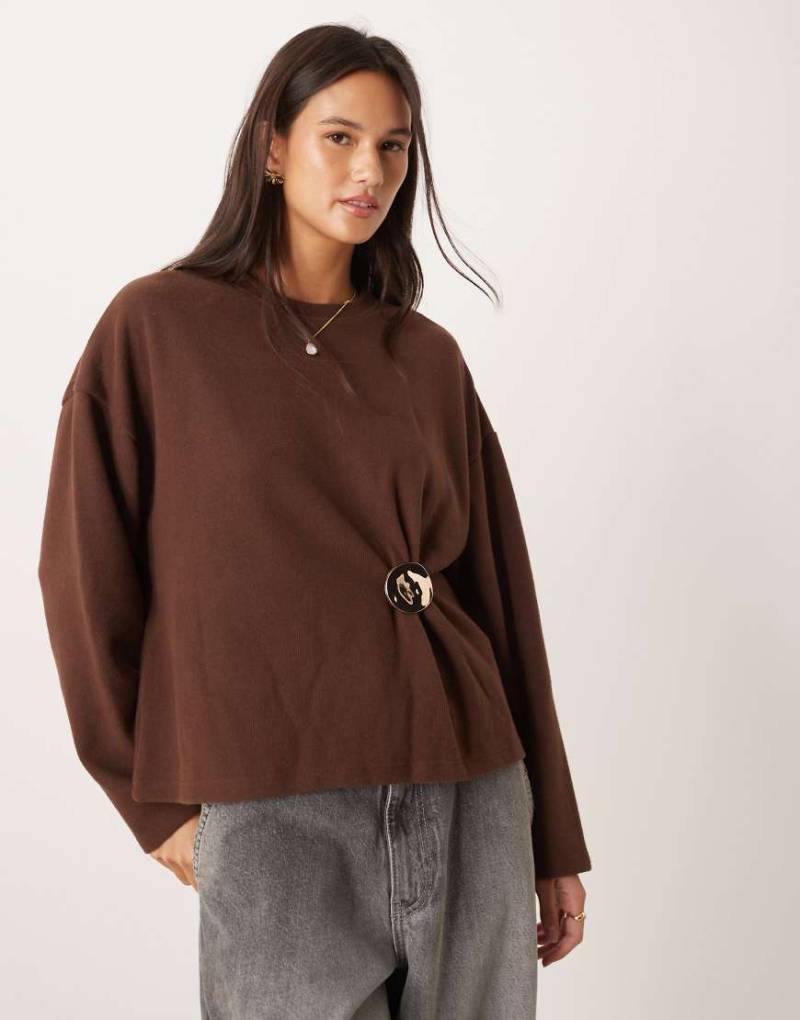 ASOS DESIGN - Superweicher Pullover in dunklem Schokobraun mit taillierendem Metalldetail-Brown von ASOS DESIGN