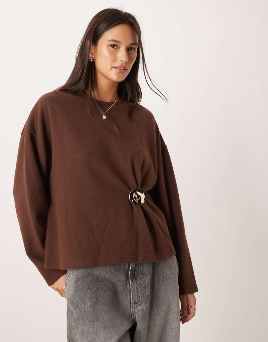 ASOS DESIGN - Superweicher Pullover in dunklem Schokobraun mit taillierendem Metalldetail-Brown von ASOS DESIGN