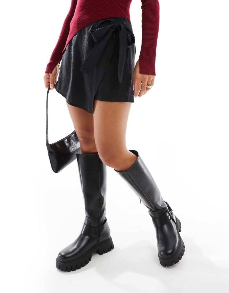 ASOS DESIGN - Weicher Wickelskort in Schwarz mit seitlicher Schnürung von ASOS DESIGN