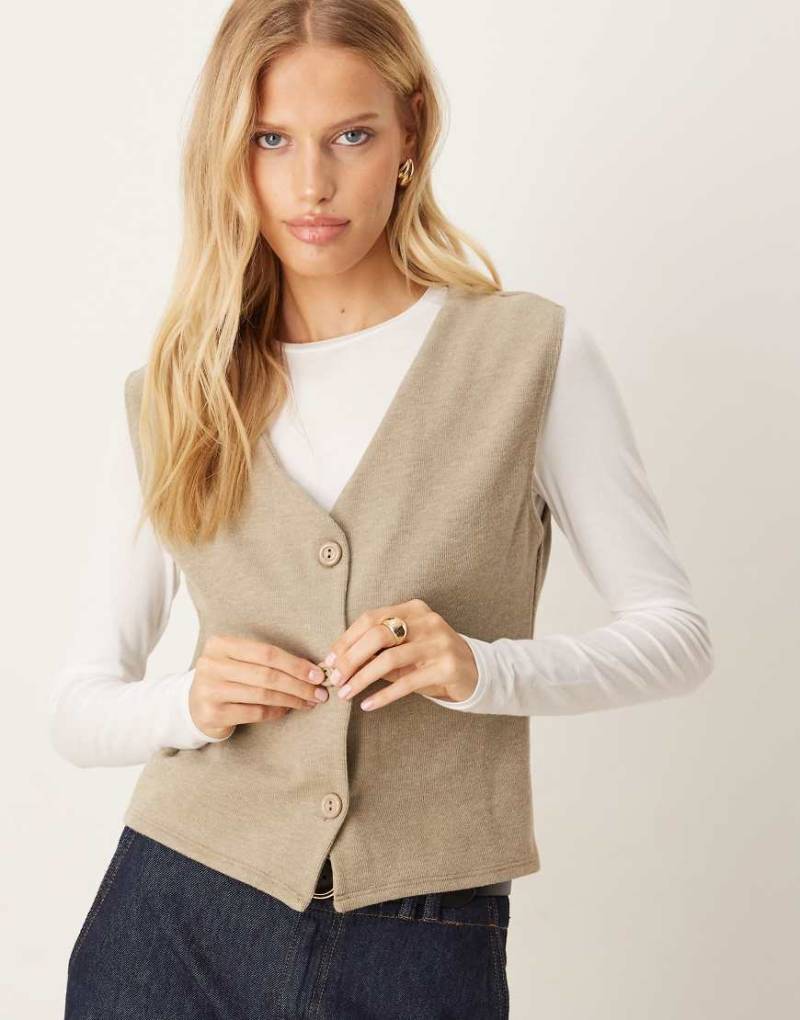 ASOS DESIGN - Superweiches, ärmelloses T-Shirt in Steinbeige mit Knopfleiste-Neutral von ASOS DESIGN