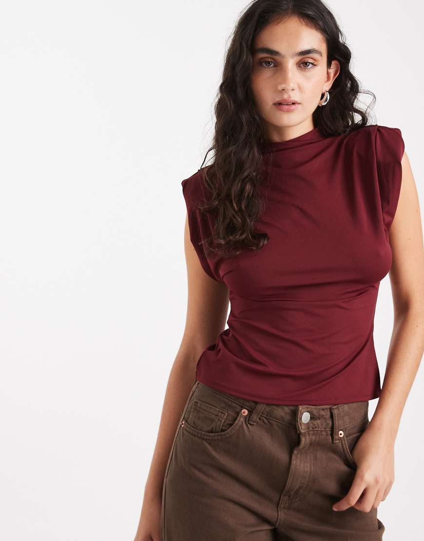 ASOS DESIGN - Weiches, hochgeschlossenes Oberteil in Burgunderrot mit Schulterpolstern von ASOS DESIGN