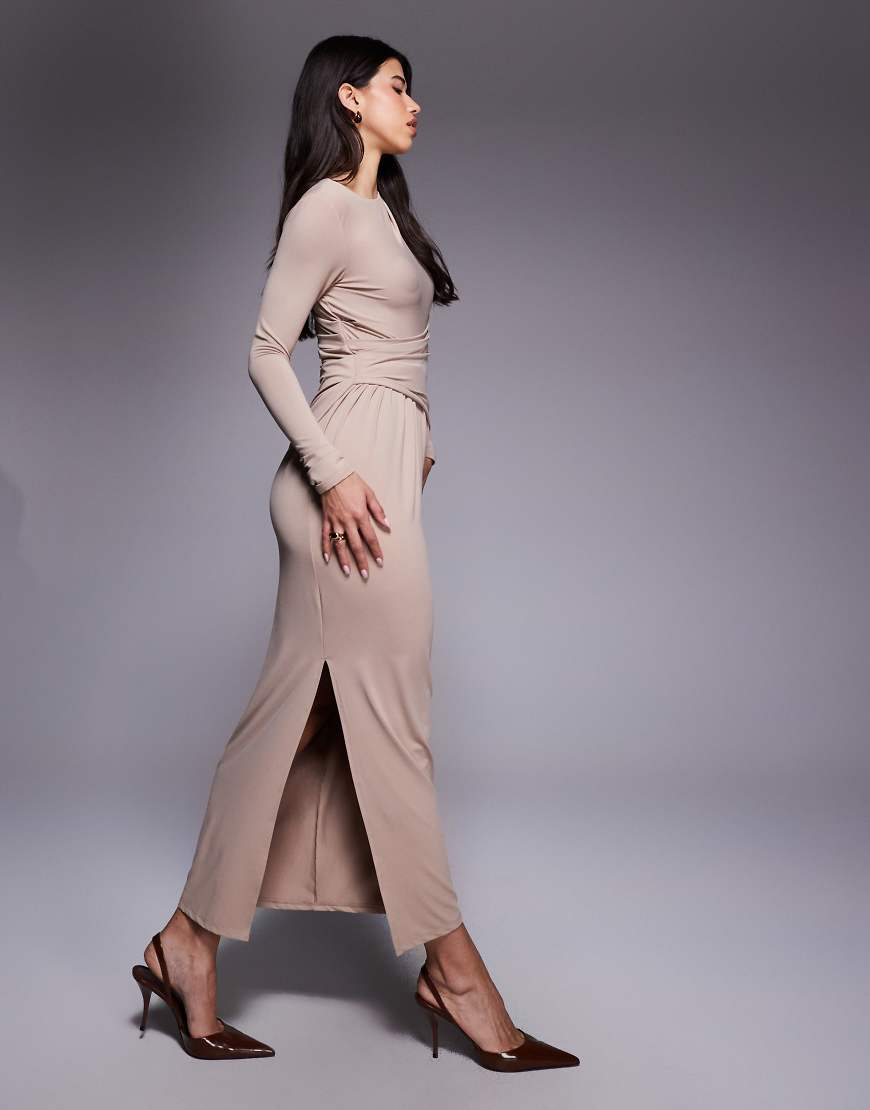 ASOS DESIGN - Weiches, langärmliges Maxikleid in Cappuccino mit Drapierung-Brown ASOS DESIGN - Weiches, langärmliges Maxikleid in Cappuccino mit Drapierung-Brown von ASOS DESIGN