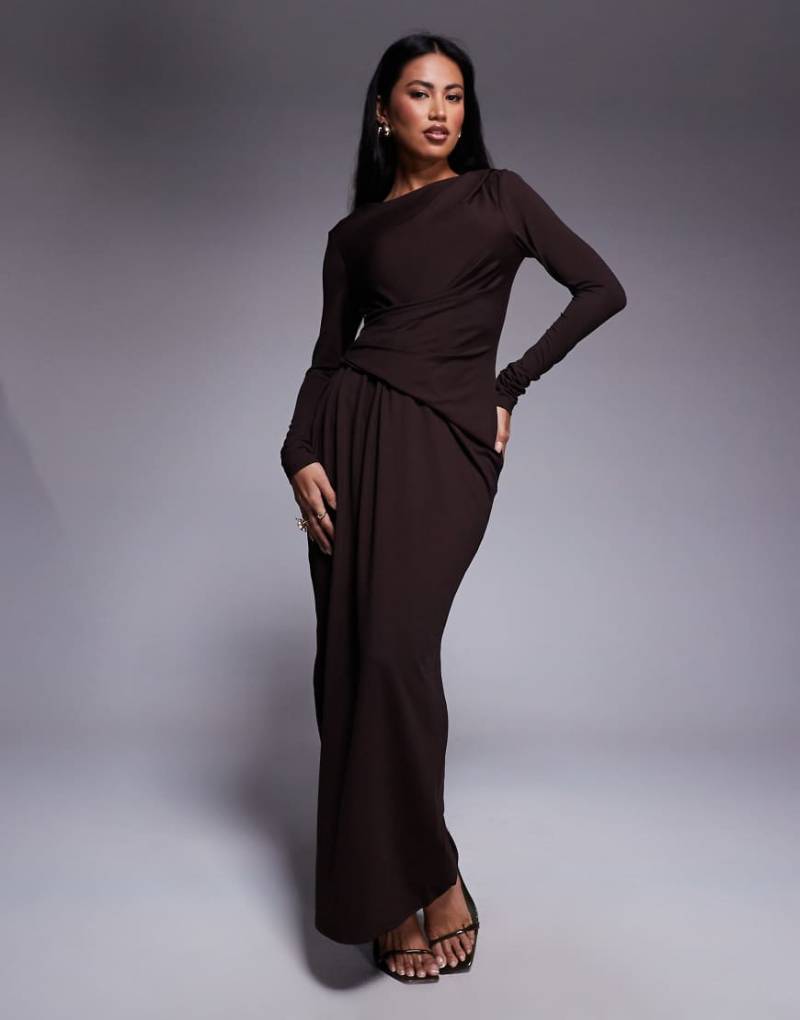 ASOS DESIGN - Weiches, langärmliges Maxikleid in Schokobraun mit Drapierung-Brown von ASOS DESIGN