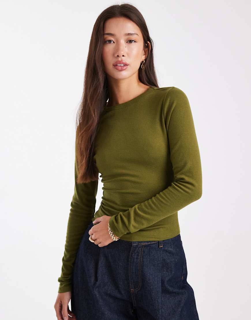 ASOS DESIGN - Weiches, langärmliges Shirt in Khaki mit knappem Schnitt-Grün ASOS DESIGN - Weiches, langärmliges Shirt in Khaki mit knappem Schnitt-Grün von ASOS DESIGN