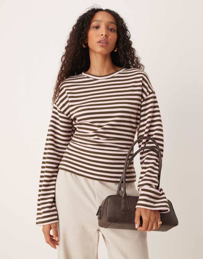 ASOS DESIGN - Superweiches Langarmshirt in gestreiftem Khaki mit Korsett-Taille-Grün von ASOS DESIGN