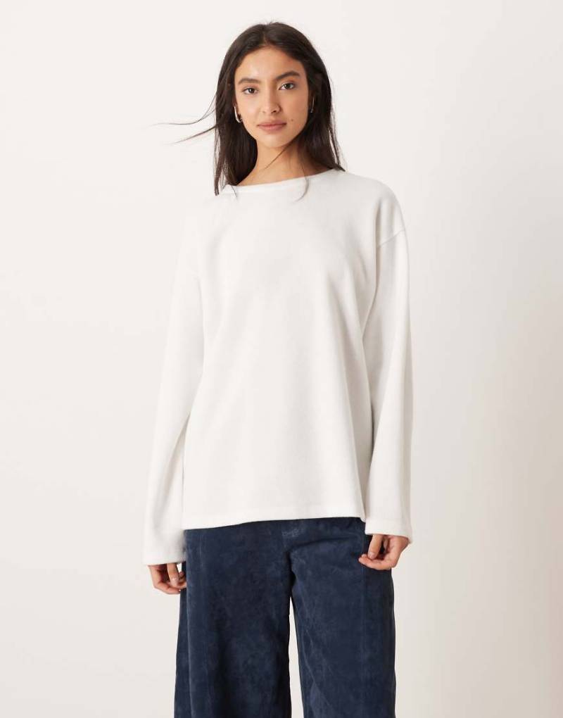 ASOS DESIGN - Weiches, langärmliges Skater-T-Shirt in Winterweiß ASOS DESIGN - Weiches, langärmliges Skater-T-Shirt in Winterweiß von ASOS DESIGN