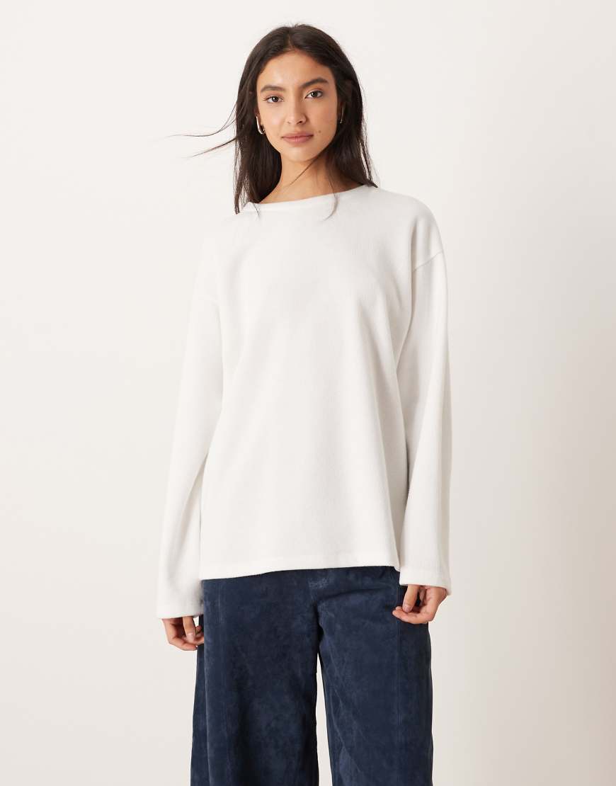ASOS DESIGN - Weiches, langärmliges Skater-T-Shirt in Winterweiß von ASOS DESIGN