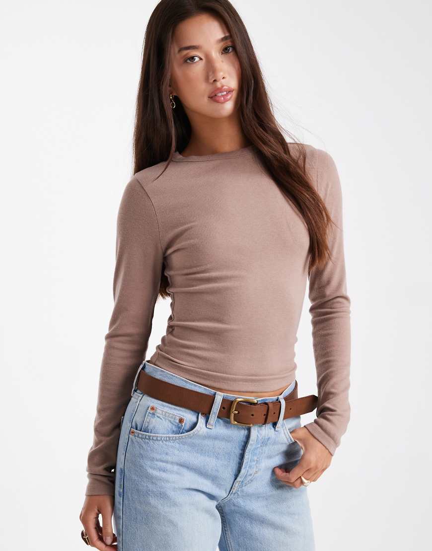 ASOS DESIGN - Weiches, langärmliges T-Shirt in Mokka mit knappem Schnitt-Brown ASOS DESIGN - Weiches, langärmliges T-Shirt in Mokka mit knappem Schnitt-Brown von ASOS DESIGN