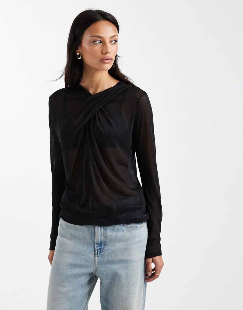 ASOS DESIGN - Weiches, leicht transparentes Langarmshirt in Schwarz mit drapiertem Ausschnitt von ASOS DESIGN