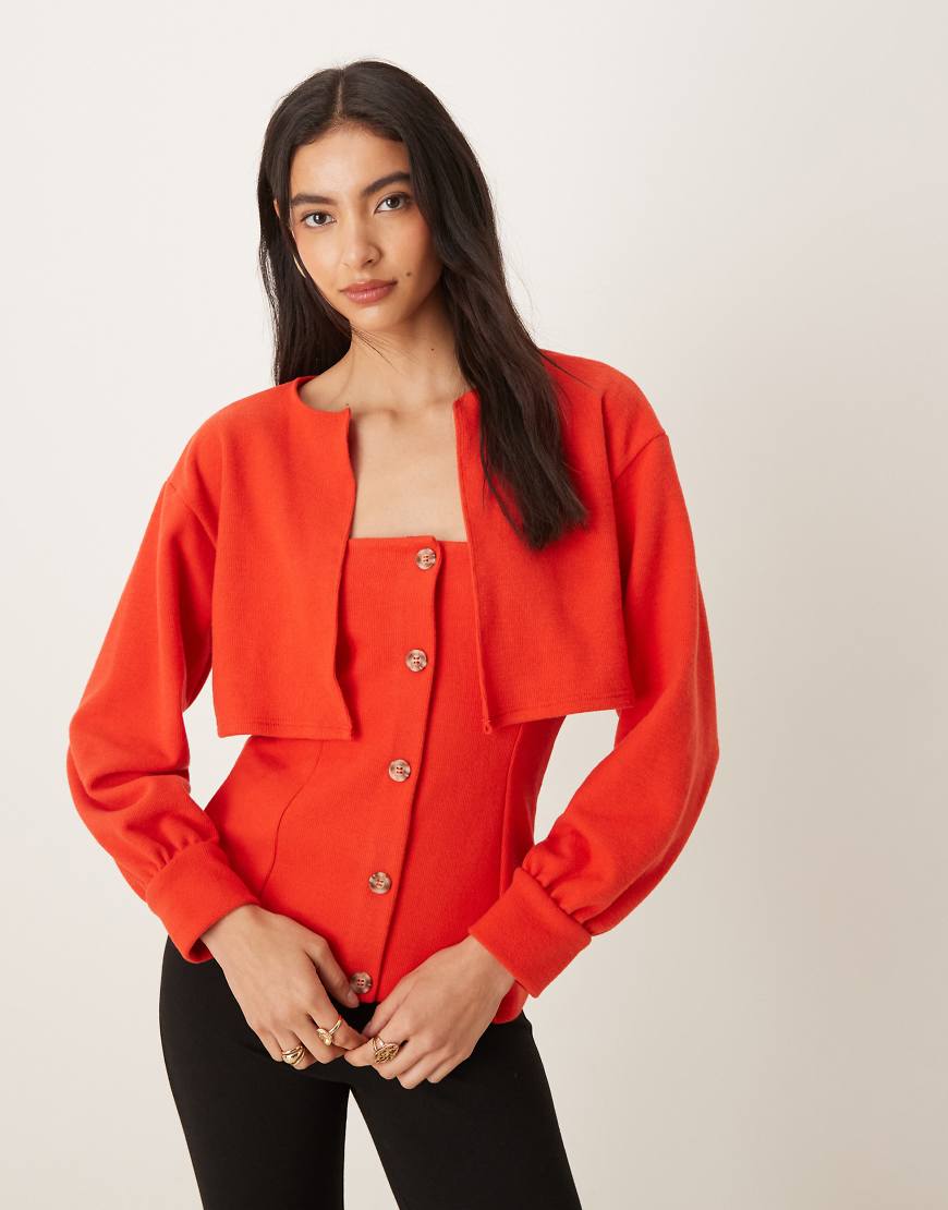 ASOS DESIGN - Weiches 2-in-1-Twin-Set mit trägerlosem Oberteil und Strickjacke in Rot von ASOS DESIGN