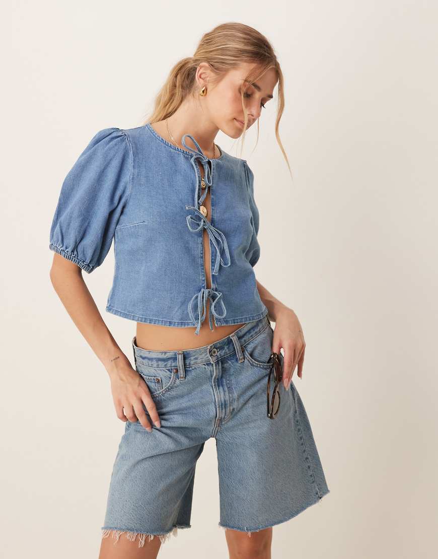 ASOS DESIGN - Weiches Jeans-Oberteil in mittelblauer Waschung mit gebundener Vorderseite ASOS DESIGN - Weiches Jeans-Oberteil in mittelblauer Waschung mit gebundener Vorderseite von ASOS DESIGN
