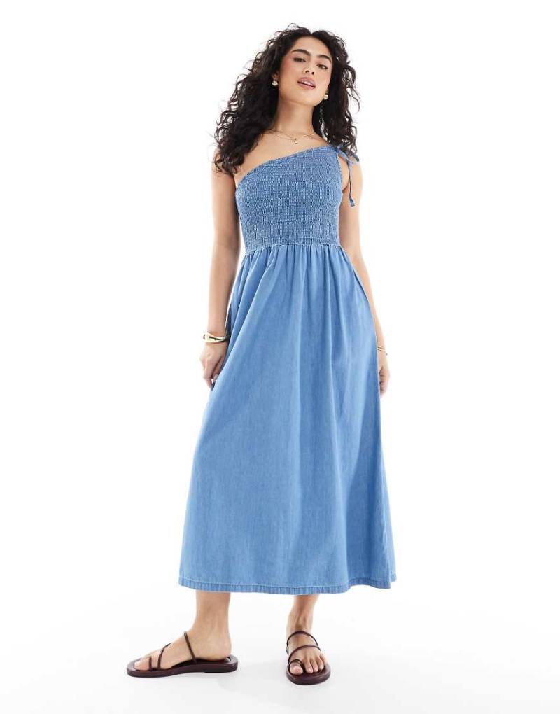 ASOS DESIGN - Weiches Midi-Jeanskleid in mittelblauer Waschung mit asymmetrischem Ausschnitt von ASOS DESIGN
