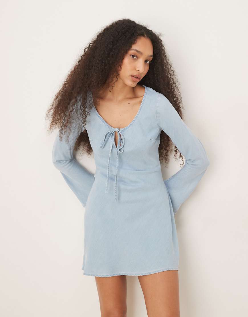 ASOS DESIGN - Weiches Mini-Jeanskleid in Hellblau mit Schleifendetail auf der Vorderseite ASOS DESIGN - Weiches Mini-Jeanskleid in Hellblau mit Schleifendetail auf der Vorderseite von ASOS DESIGN
