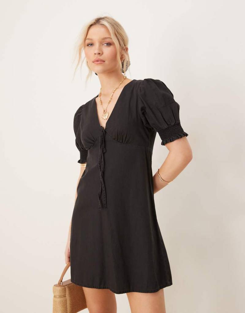 ASOS DESIGN - Weiches Mini-Jeanskleid in schwarzer Waschung mit Puffärmeln und Rüschen von ASOS DESIGN