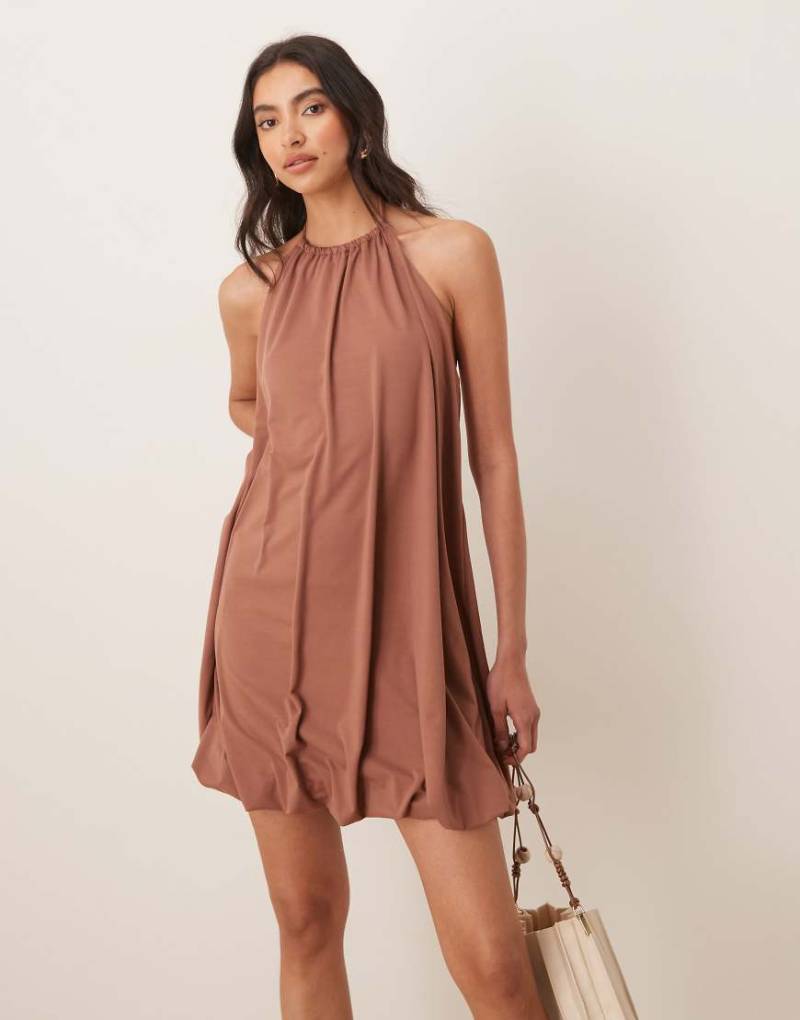 ASOS DESIGN - Weiches Minikleid in Mokka mit Neckholder-Ausschnitt-Braun von ASOS DESIGN