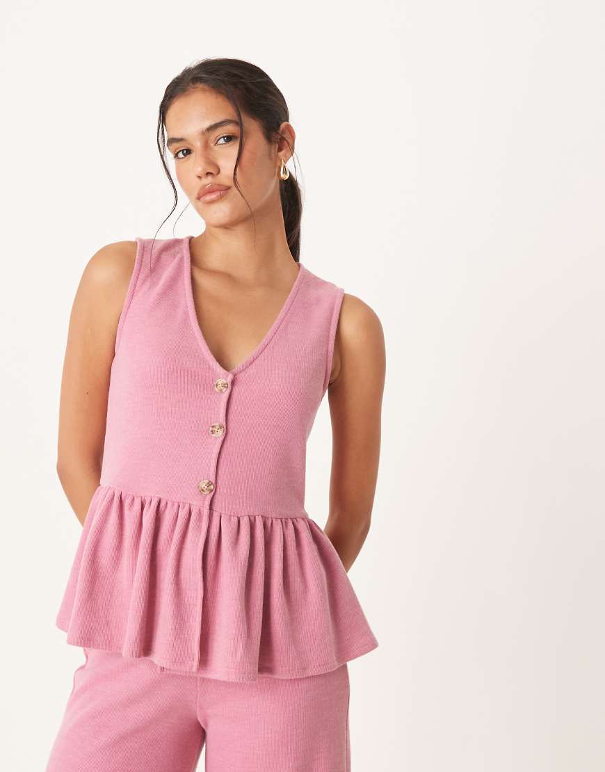 ASOS DESIGN - Superweiches Oberteil in Rosa mit Rüschensaum und Knopfleiste von ASOS DESIGN