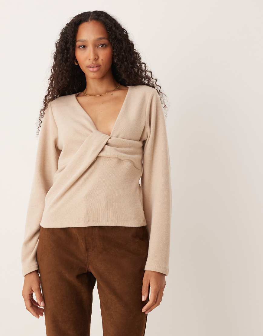 ASOS DESIGN - Weiches Oberteil in hellem Taupe mit verdrehtem One-Shoulder-Design-Neutral von ASOS DESIGN