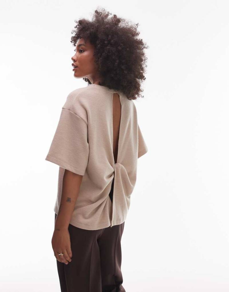 ASOS DESIGN - Superweiches Oversize-T-Shirt in hellem Taupe mit verdrehtem Detail am Rücken-Neutral von ASOS DESIGN