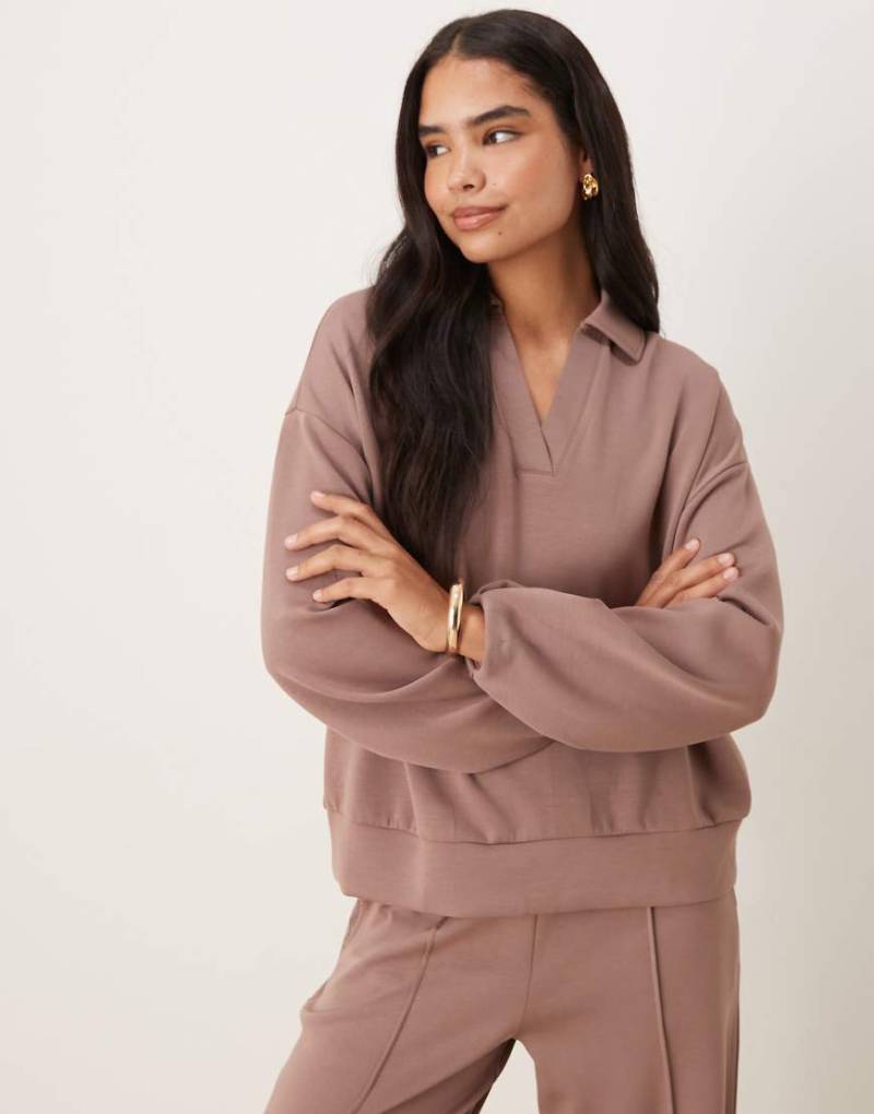 ASOS DESIGN - Weiches Rugby-Sweatshirt aus Cupro in Braun-Brown von ASOS DESIGN