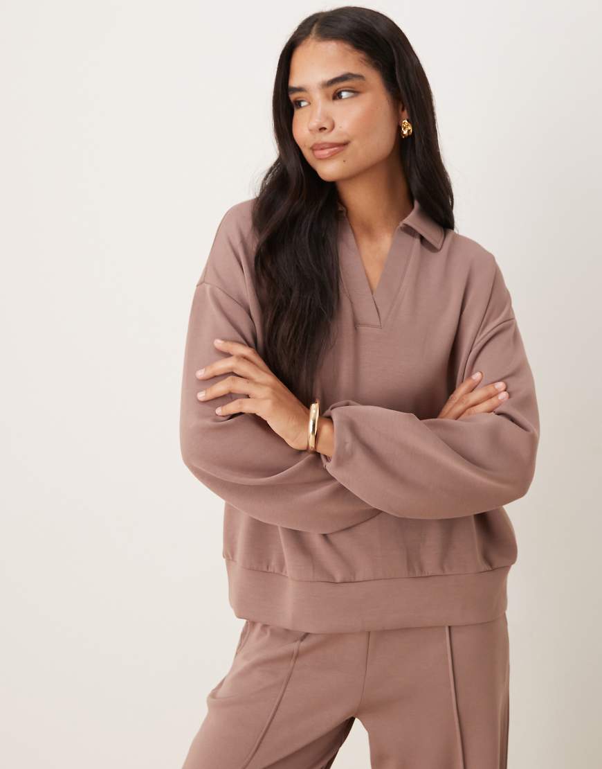 ASOS DESIGN - Weiches Rugby-Sweatshirt aus Cupro in Braun-Brown von ASOS DESIGN