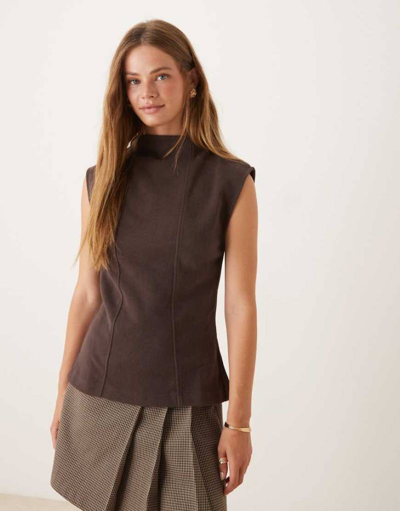 ASOS DESIGN - Superweiches Tanktop in Schokobraun mit U-Boot-Ausschnitt, Schößchen und Ziernähten-Brown von ASOS DESIGN