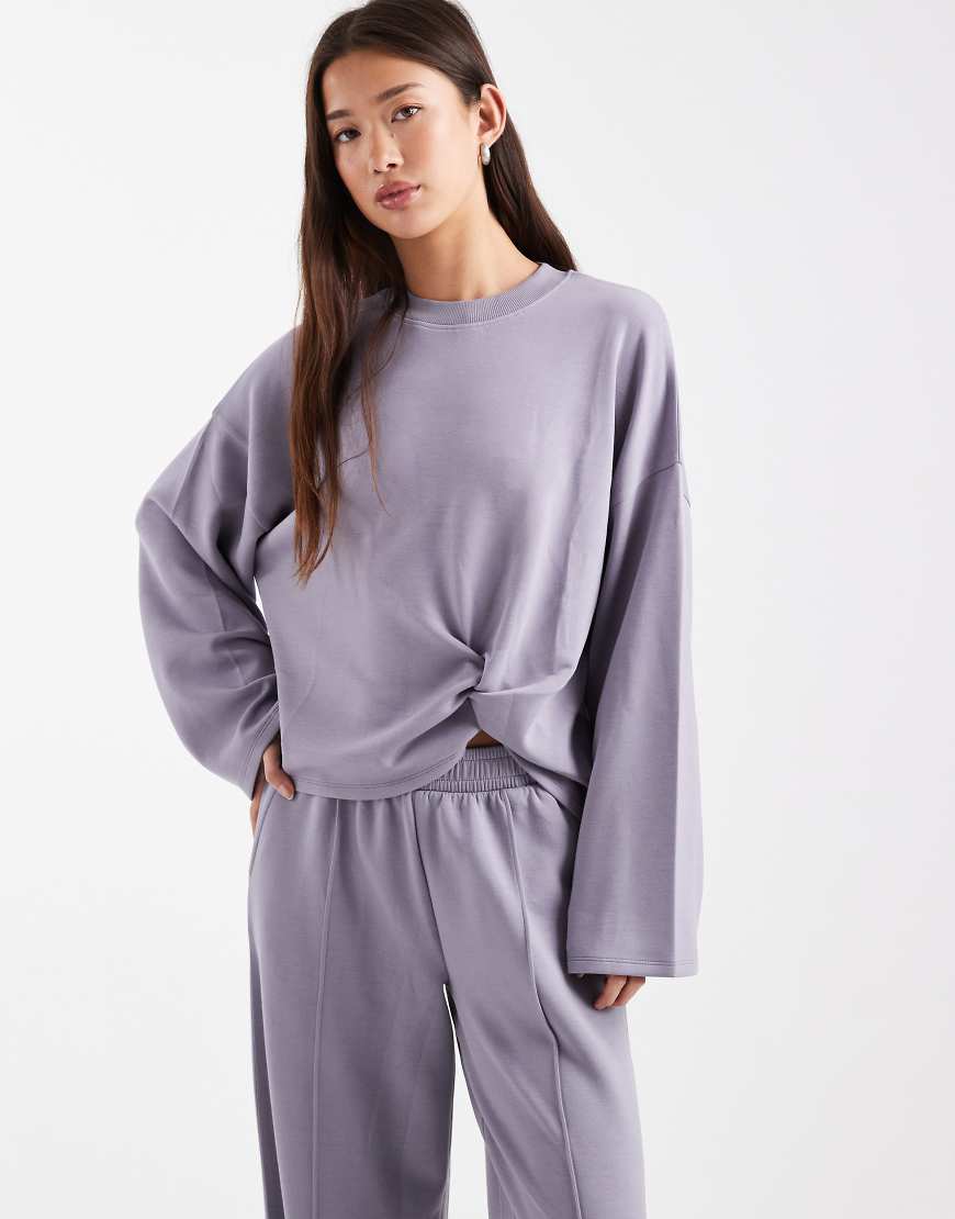 ASOS DESIGN - Weiches Sweatshirt aus Cupro in Grau mit Knoten-Detail vorne von ASOS DESIGN