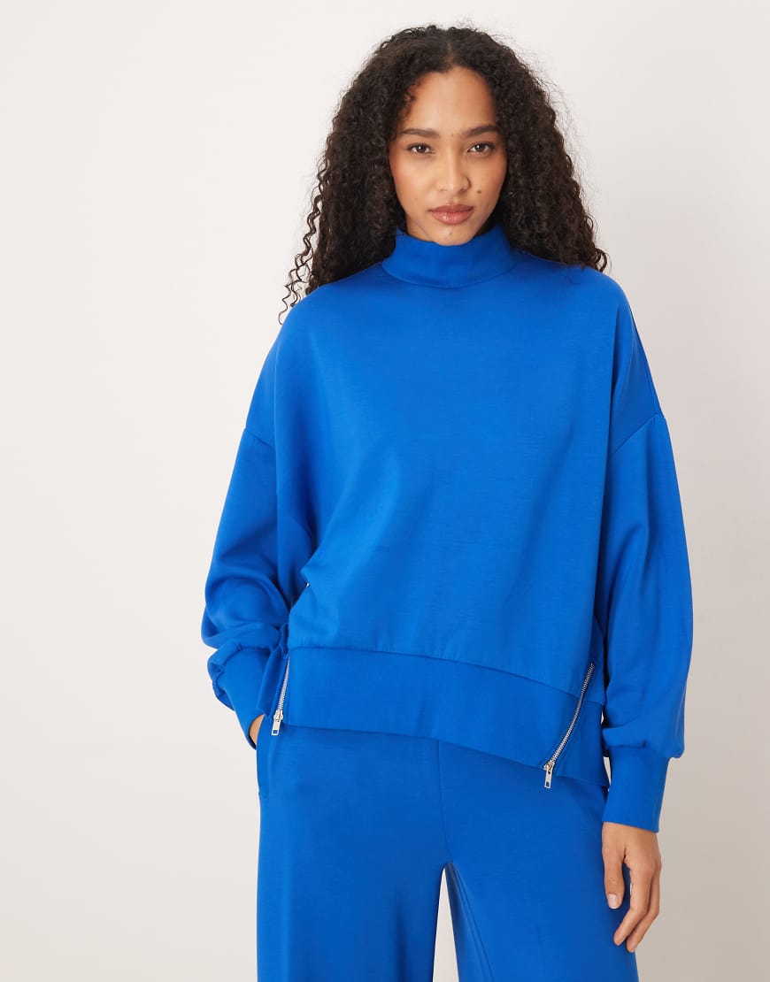 ASOS DESIGN - Weiches Sweatshirt aus Cupro in leuchtendem Blau mit Trichterkragen von ASOS DESIGN