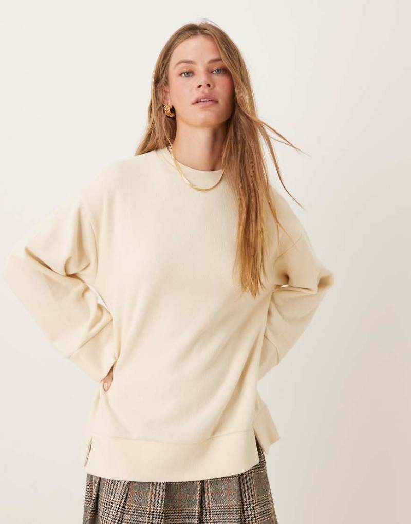 ASOS DESIGN - Weiches Sweatshirt in Buttermilchgelb mit Saumschlitzen von ASOS DESIGN