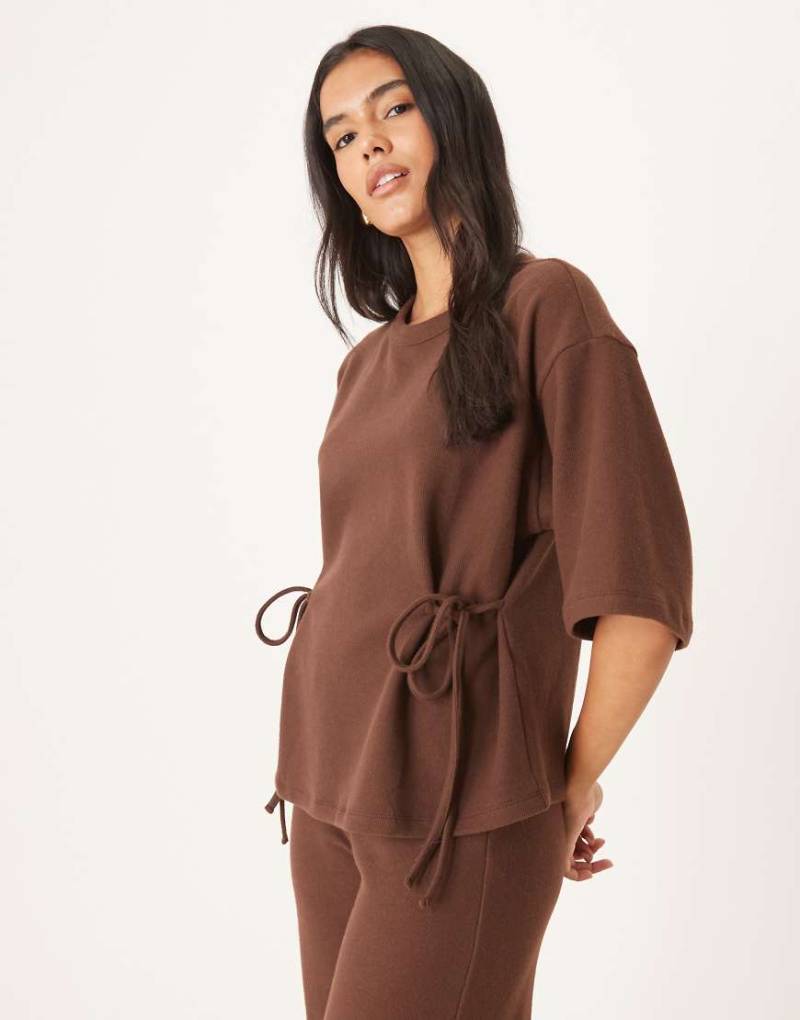 ASOS DESIGN - Superweiches T-Shirt in Schokobraun mit seitlichem Bindedetail, Kombiteil-Brown von ASOS DESIGN