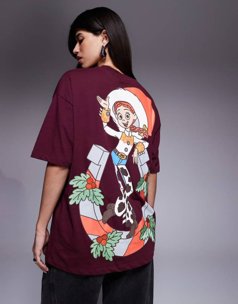 ASOS DESIGN Weihnachten - Disney Pixar - Oversize-T-Shirt in Burgunderrot mit „Toy Story"-Motivprints-Brown von ASOS DESIGN