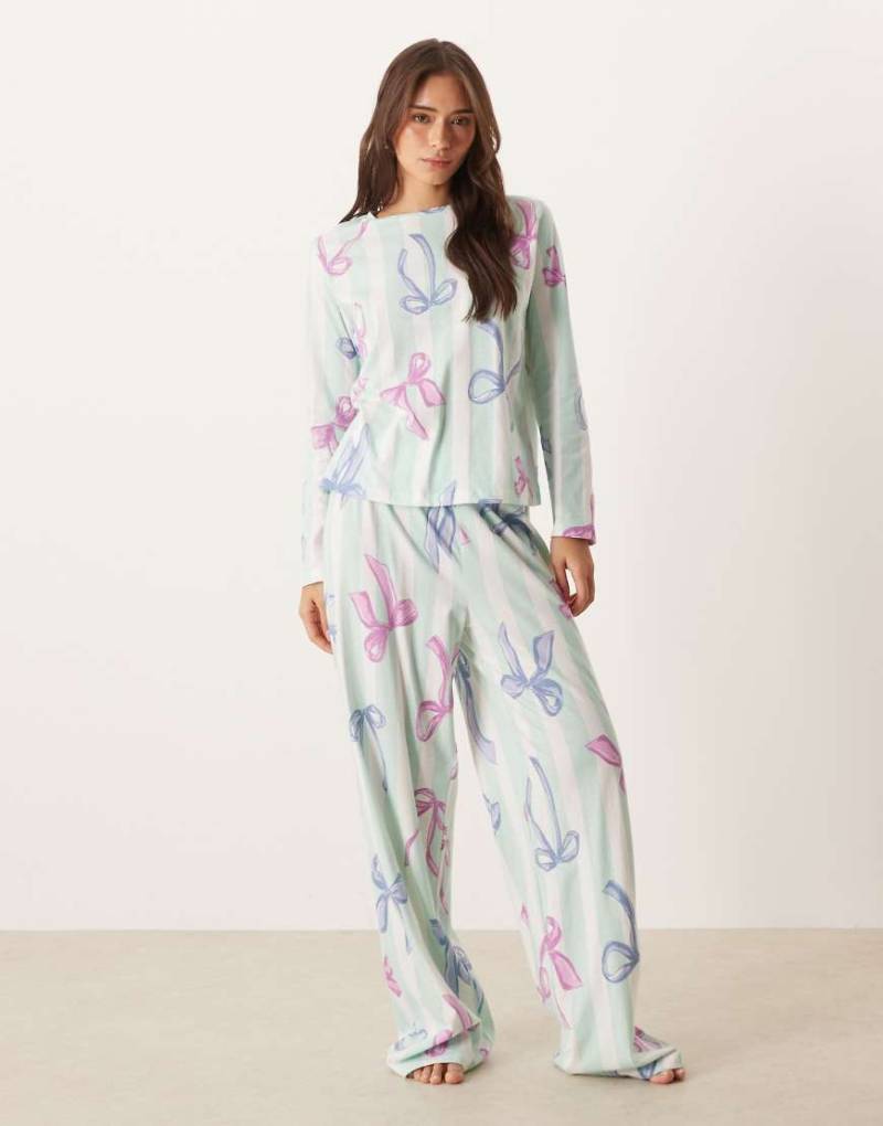 ASOS DESIGN - Weihnachten - Pyjama aus langärmligem Oberteil und Hose in blau gestreift mit Schleifenmuster-Weiß von ASOS DESIGN