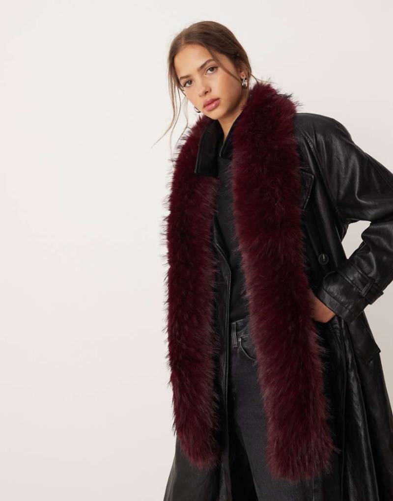 ASOS DESIGN - Weinroter Schal aus Kunstfell von ASOS DESIGN