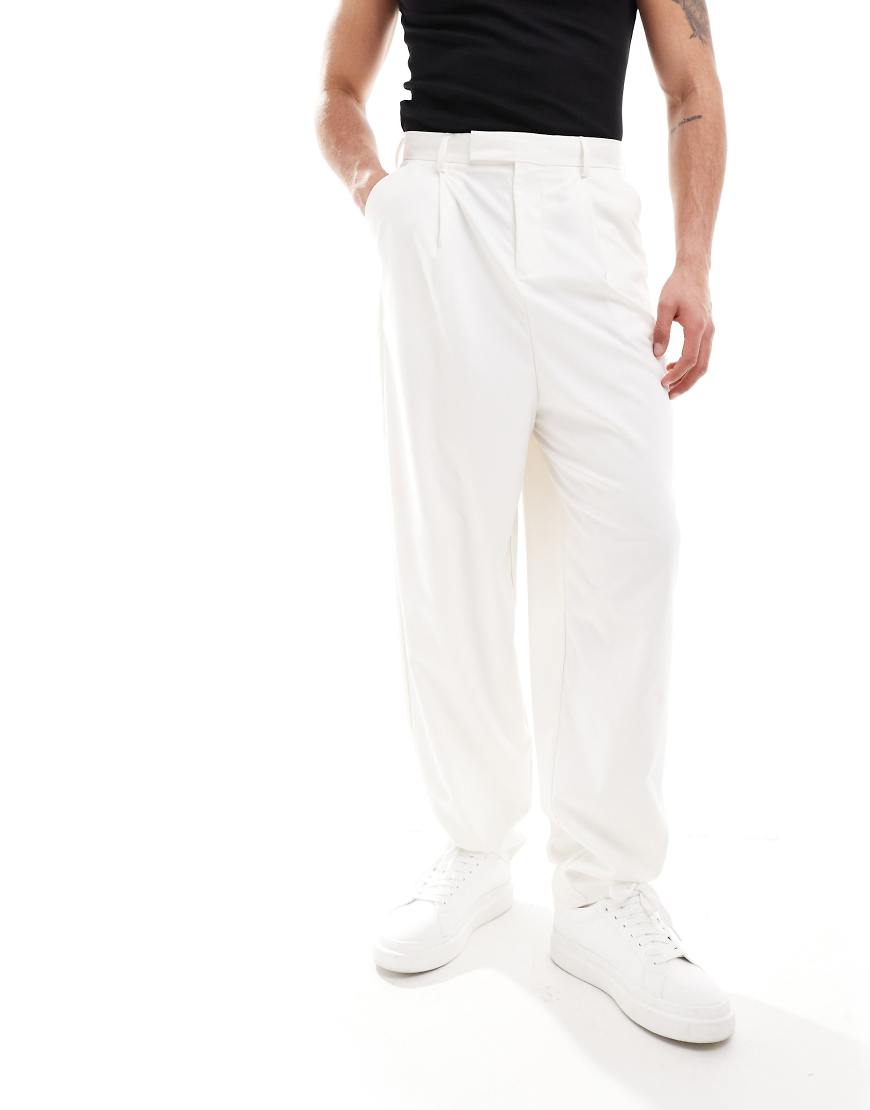 ASOS DESIGN - Weiße Anzughose im Ballonstil ASOS DESIGN - Weiße Anzughose im Ballonstil von ASOS DESIGN