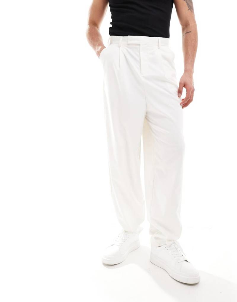 ASOS DESIGN - Weiße Anzughose im Ballonstil von ASOS DESIGN
