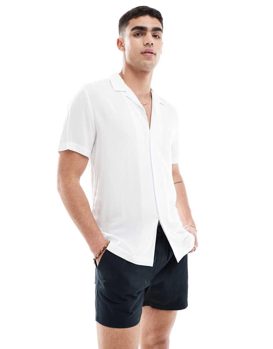 ASOS DESIGN - Weißes Viskosehemd in normaler Passform mit Reverskragen ASOS DESIGN - Weißes Viskosehemd in normaler Passform mit Reverskragen von ASOS DESIGN